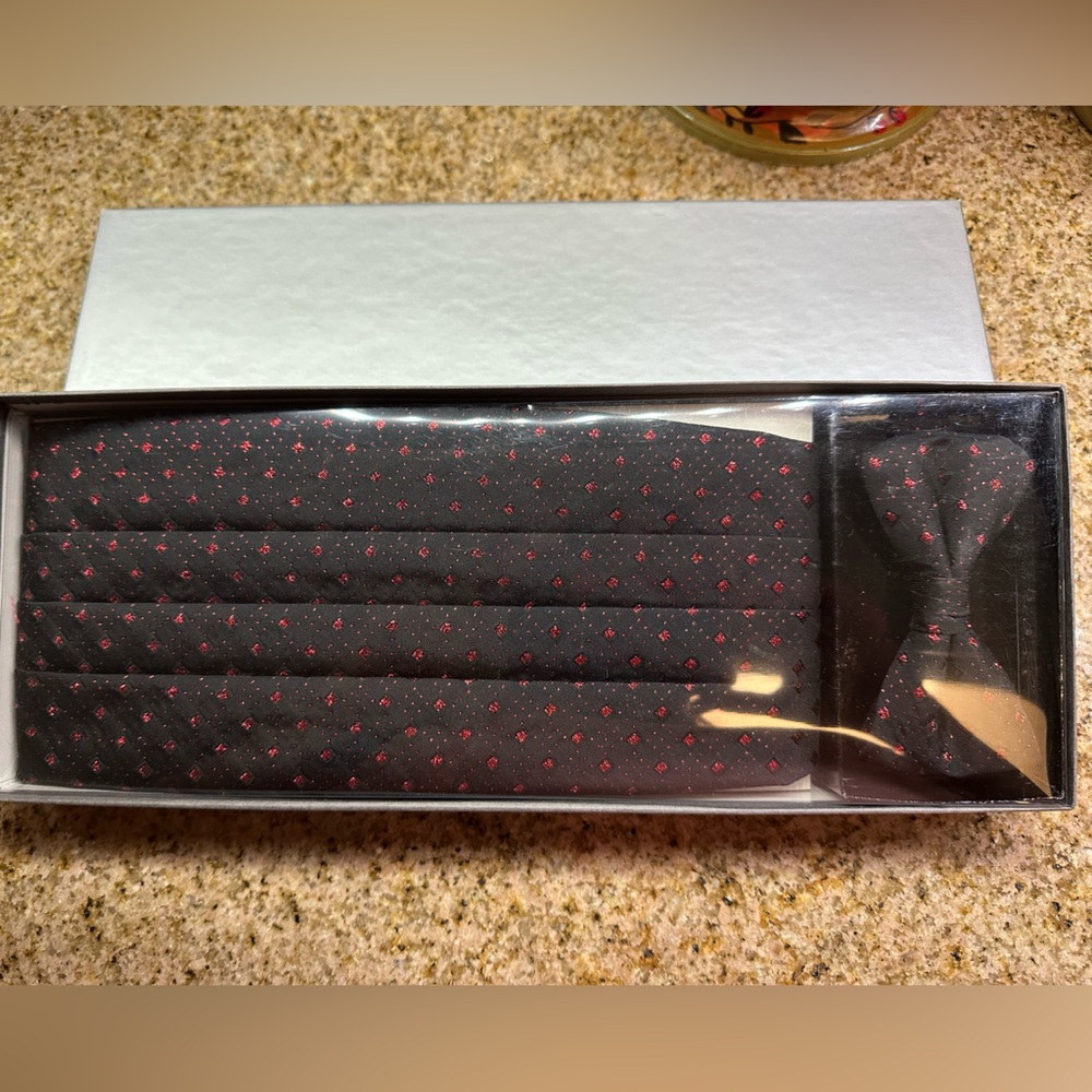 NIB Elegant Black and Red  Cummerbund and bow Tie